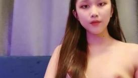 新人小美女全程露脸大秀直播诱惑狼友，黑丝情趣诱惑听狼友指挥揉奶玩逼，道具抽插浪叫呻吟表情好骚精彩刺激