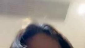 良家小少妇露脸宾馆一个人陪狼友撩骚，一再满足狼友的无理要求，看了奶子看逼逼还要自慰，裸身面对窗外刺激
