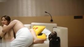 变态男找大奶子人妻偷情，先舔逼舔高潮后舔屁眼，最后操的受不了