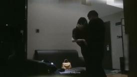 夜里寂寞难耐约娇小玲珑白皙小美女，握住肉棒就深深吞吐揉捏滋滋销魂
