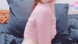 清纯系天花板！呆萌美少女颜宝！细腰美乳超棒身材，脱光光美穴特写，道具插穴，爽的流白浆