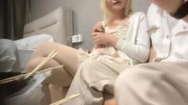 2023-5-10【瘦猴先生探花】萝莉裙金发良家妹妹，撩起裙子，埋头舔骚逼，双腿肩上扛爆操，中途偷偷摘掉套套