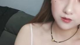 想要的贵妇人，全程露脸妩媚风骚诱人直播大秀，听狼友指挥漏出骚奶子揉捏，掰开骚穴看特写，逼逼水嫩丝滑