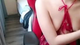 新来的美女小母狗初次下海跟狼友骚，开档黑丝诱惑肚兜情趣，听狼友指挥漏出骚奶子揉捏，肛塞菊花掰开逼逼