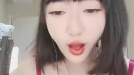 网红美女近期下海！特别肥唇粉穴！搔首弄姿极品美腿，双指扣弄骚穴，电动假屌深插，震起来好爽