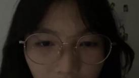 甜美眼镜妹！偷偷宿舍自慰！要小声一点，脱光光贫乳，拿出假屌吸吮，抽插小骚逼，忍着不能叫出来