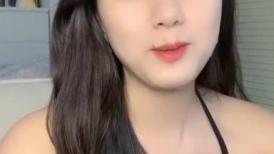 9分颜值大奶美女！双人操逼激情秀！掏出奶子掰穴，镜头前吸吮深喉，抱着大屁股骑乘位
