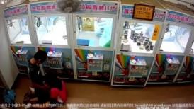 监控偷拍学生情侣在娃娃机上抓娃娃,抓完娃娃后原地忙着造娃娃