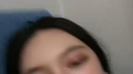 新来的美女，社会小姐姐颜值不错小烟吸的贼溜，逼都被大哥草黑了看着，全程露脸大秀揉奶玩逼互动，精彩刺激
