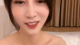 极品尤物网红女神！苗条身材细腰美腿！全裸掰穴诱惑，蹲在地上尿尿，翘起屁股看菊花