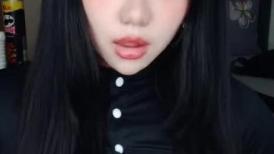 冷艳新人美少女！舌钉表情淫骚！黑衣露奶装揉捏，多毛骚逼道具猛捅