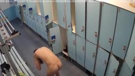 外国语大学女澡堂暗藏摄像头偷拍 女学生换衣服,还趁没人的时候溜进去捡漏没带走的原味内衣裤和袜子