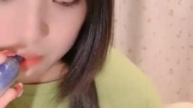 甜美呆萌00后妹妹！新人刚下海！脱光光贫乳嫩穴，玻璃黄瓜插穴，猛捅插出大姨妈
