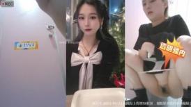 【原版极品厕拍】前后夹击双镜头偷拍透明骚内女神尿尿,附生活照