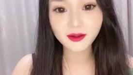 花臂纹身爆乳红唇！一对豪乳掏出！多毛粉穴黄瓜伺候，插入揉搓阴蒂，爽的喷尿，极度诱惑