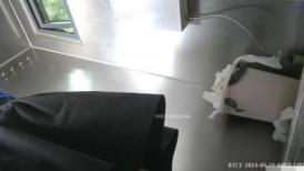 商场女厕近距离全景偷拍蓝衣黑裙美女 肥骚逼一条缝