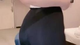 甜美呆萌美少女！强烈要求秀一波！无毛极品嫩穴，圆润美臀摇摆，揉搓小穴出水，炮友正入抽插