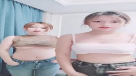清纯系天花板！颜值美少女颜宝！带漂亮闺蜜一起，小尺度露奶子，白嫩美乳很挺，闺蜜也撩起衣服