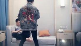 会一字马纹身妹子啪啪，穿上性感吊带黑丝翘屁股口交猛操