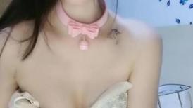 清纯系呆萌美少女！年纪不大超会玩！带上项圈道具自慰，假屌磨蹭骚逼，跳蛋塞入掰穴尿尿
