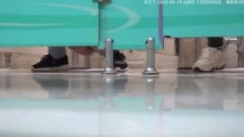 娱乐城女厕白衫皮裤高冷美少妇 椭圆形唇肉不停蠕动把控尿液方向