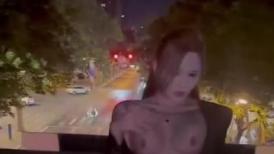 网红 · 恩恩 · ：当着外卖员小哥的面给老公吃大鸡吧， 不知道外卖员此刻在想什么 ！