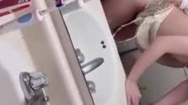 卫生间撅着屁屁 被爸爸无套后入猛怼 小骚逼好舒服
