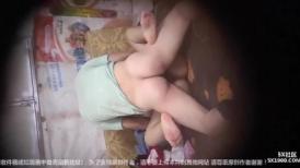 神秘侠客 窥探 ·城中村爱情·   小姐姐很享受和客人做爱，白浆不到一分钟就流了好多，粘的床上都是！