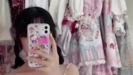 抖音某洛丽塔女主播私下给榜一大哥私拍的攒劲视频 据说后面柜子整排洛丽塔裙子都是榜一大哥给买的-1