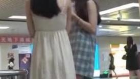 抄底漂亮美眉 吃东西腿不停晃 真好方便我仔细观察