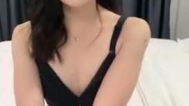 风骚人妻露脸一个人在宾馆大秀直播刺激狼友，听狼友指挥淫水泛滥湿透内裤，道具抽插蹂躏骚穴高潮喷水不断