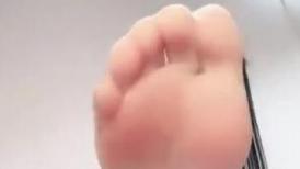良家小淫娃露脸肉丝情趣床上发骚，听狼友指挥撅着屁股看骚穴，按摩棒摩擦阴蒂道具蹂躏骚穴，高潮不断尿尿