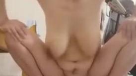 极品巨乳阿姨，这两只大奶子吊在胸前，坐着玩具好过瘾，骚水不停流！