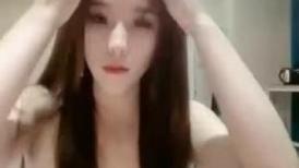 极品尤物姐妹花全程露脸陪狼友发骚，逼毛刮干净给狼友看逼逼特写，淫声荡语互动撩骚，听狼友指挥揉奶舔逼