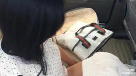 开车带着漂亮的学妹到郊区人少的地方玩车震完美露脸