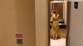 办公楼女厕蹲守V领黄裙优雅丽人,白嫩肌肤和湿滑肥穴看着就眼馋