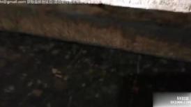 已经不多见的简易旱厕 蹲在茅坑里从下方拍摄 现场实拍清晰逼