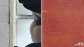 精品厕拍 冬季大作战系列 男扮女装进女厕狂拍妹子们的私密处,拍完逼又跑出来拍脸,好些妹子起疑心了
