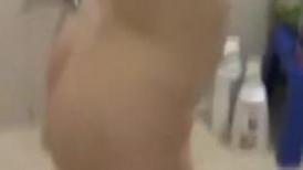 女生宿舍窗外偷拍学妹洗澡,洗逼的动作太野蛮了 一点都不淑女