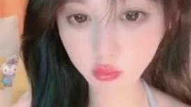 极品尤物网红女神！爆乳美腿肥穴！撩起小背心揉捏奶子，紧致肥穴扒开，揉搓自慰搞得小穴湿湿