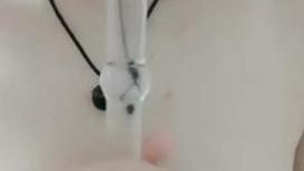 黑丝良家小少妇露脸大秀直播，揉奶玩逼看特写，道具疯狂抽插骚穴，高潮不断直喷水，把床单都湿透了精彩刺激