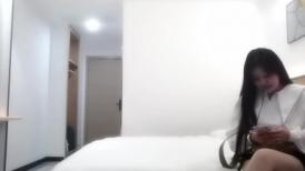 带粉丝给上门的妹子加钱说服她一块玩3P