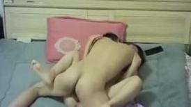 真实出镜，诱惑00后农村少女来家看电影，顺势推倒被各种姿势强奸，最后射一背！