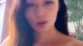 已婚骚人妻家里没人陪狼友发骚，农村大院屋里骚完院里骚，听狼友指挥互动撩骚揉奶玩逼看特写，精彩不要错过
