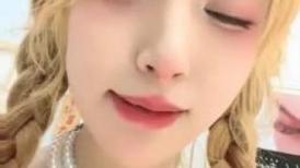 女仆裙金发辩子女神！户外激情！院子里脱下内裤尿尿，掏出奶子给你看，厕所脱光光，极度淫骚