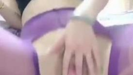 骚货熟女 啊啊 喷了 像狗一样难受 紫色丝袜 疯狂抠逼自慰 淫水真多