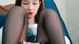 剧情演绎红唇黑丝少妇足疗按摩勾搭男技师 按腿的时候拿着跳蛋玩起来 让技师帮忙揉奶口交按摩床上后入猛操