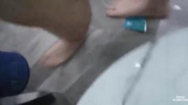 双飞完留下一个再操 转战到床上干超近距离拍摄 让少妇打电话给别人 再后面使劲操她