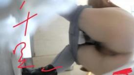 商场女厕全景偷拍牛仔裤少妇的多毛大黑鲍