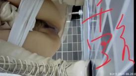 商场女厕近距离偷窥长靴美女张着大口的美鲍